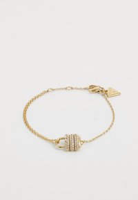 Bracciale in catena d'oro con charm a forma di lucchetto, adornato con cristalli trasparenti. Texture liscia con una finitura lucida, include una chiusura e un'etichetta con logo.