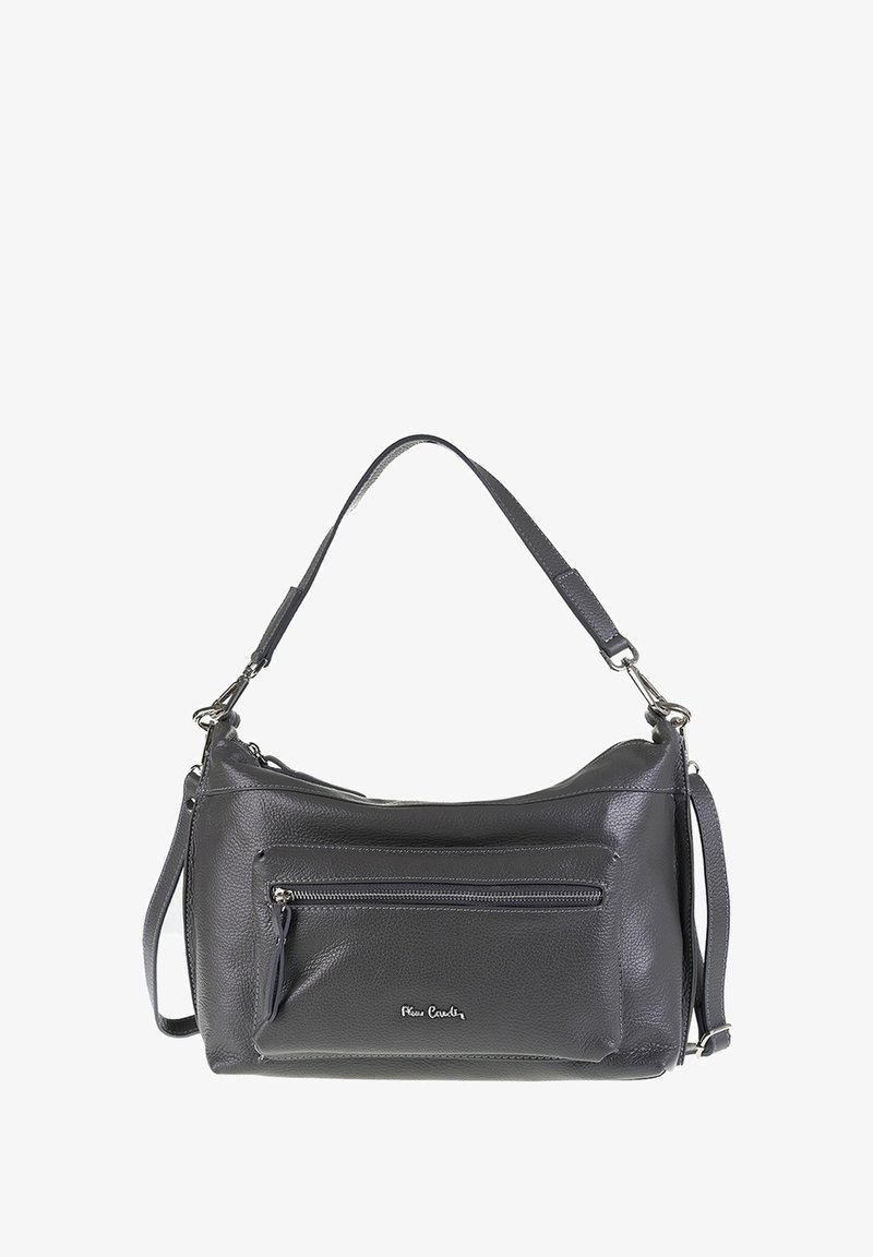 Grijze leren handtas met een ontspannen vorm, voorzien van een voorzak met rits, zilveren hardware en een afneembare schouderriem.