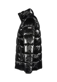 Schwarze Steppjacke mit glänzendem Finish, hohem Kragen, gestepptem Design, Reißverschlusstaschen und einem Logo-Patch am Ärmel.