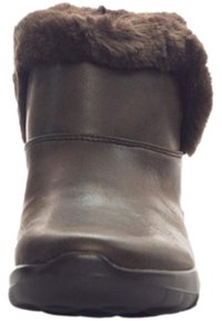 Braun lederne Winterstiefel mit dickem Fellkragen und schwarzer Sohle, Vorderansicht.