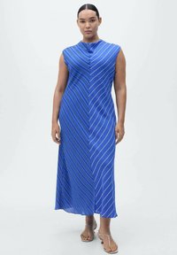 Robe maxi sans manches bleue avec des rayures blanches diagonales, dotée d'un col haut et d'une silhouette ample. Texture lisse, longueur mi-mollet.