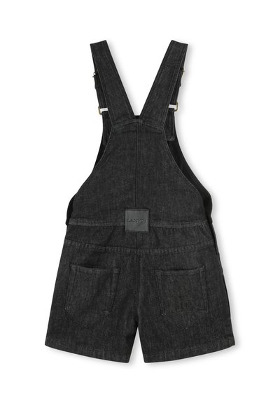 Zwarte denim algehele shorts met verstelbare bandjes, voor- en achterzakken, en een vierkante merkpatch op de achterkant.