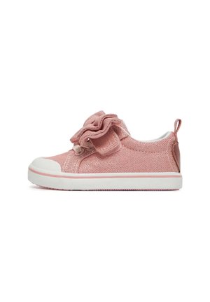 Sneaker in tessuto rosa con finitura testurizzata, caratterizzato da un grande dettaglio di balza sul lato e una suola in gomma bianca con accenti rosa.