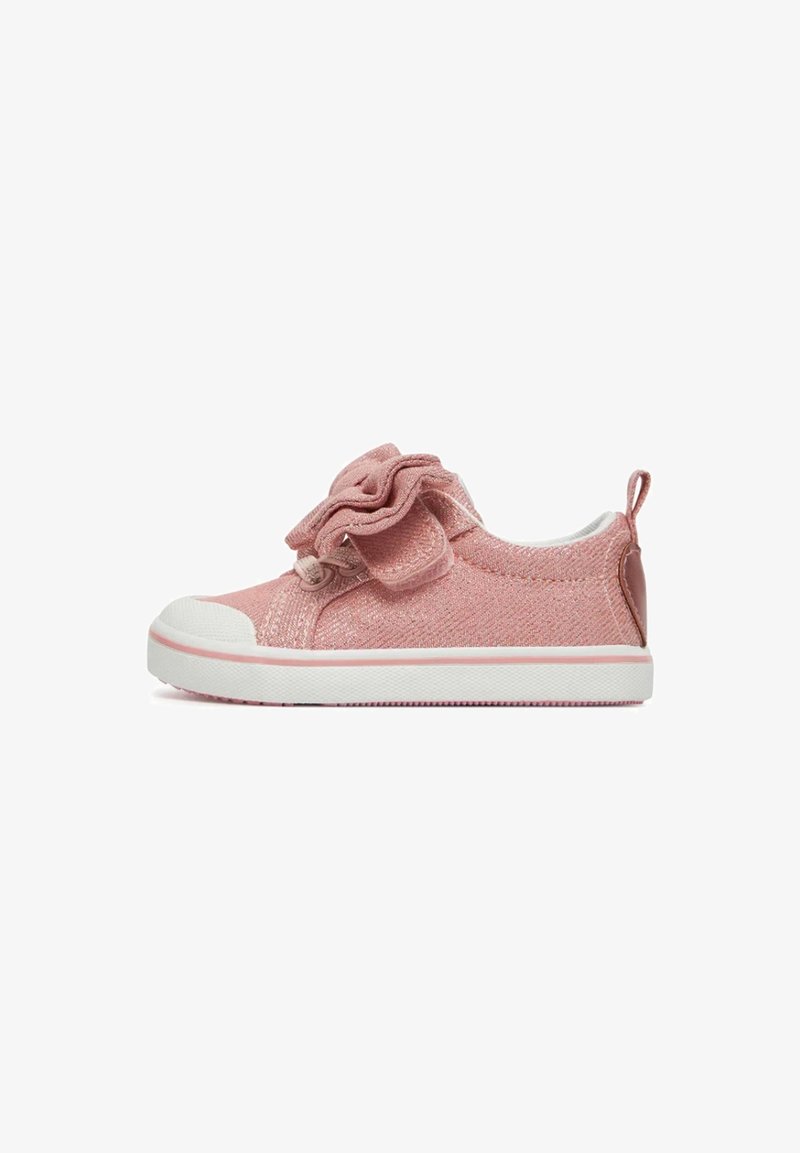 Sneaker in tessuto rosa con finitura testurizzata, caratterizzato da un grande dettaglio di balza sul lato e una suola in gomma bianca con accenti rosa.