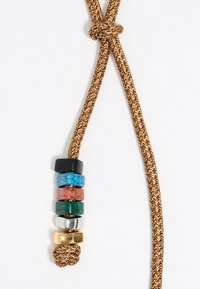 Corde tressé marron avec un nœud, comportant cinq perles décoratives en noir, bleu, orange, vert et argent, avec un accent doré en bas.