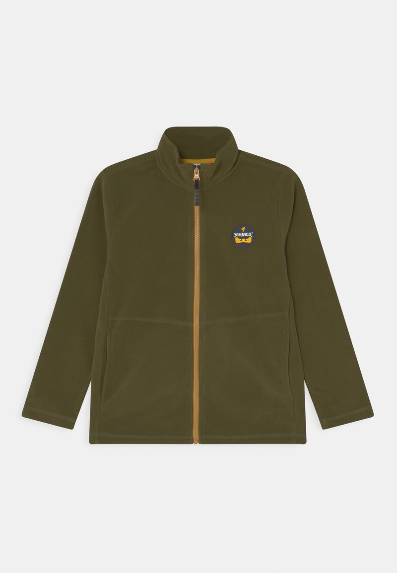 Veste en polaire verte olive pour enfants avec une fermeture éclair sur le devant et un petit logo rond Ninjago sur la poitrine gauche.