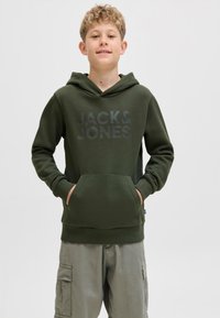Zeleni pulover s kapuco s kenguru žepom, na sprednji strani s kontrastnim temnim tiskom logotipa "JACK & JONES". Tkanina je videti mehka in teksturirana.