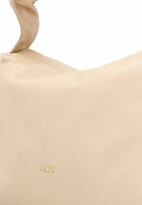 Beige leren handtas met een zachte textuur, voorzien van een geplooide bovenkant en subtiele gouden "PICARD" merkteken. Eenvoudig ontwerp en een gladde afwerking.