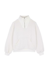 Sudadera de forro polar blanca con un cuello alto, media cremallera en el frontal y bolsillo en la parte delantera. Presenta puños acanalados y una superficie suave y texturizada.