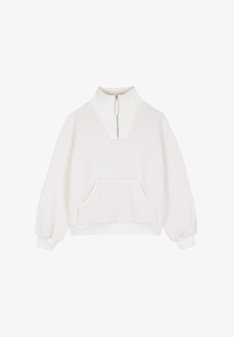 Sudadera de forro polar blanca con un cuello alto, media cremallera en el frontal y bolsillo en la parte delantera. Presenta puños acanalados y una superficie suave y texturizada.