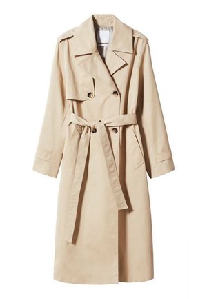 Beżowy długi trencz z szerokimi klapami, dwurzędowymi guzikami, paskiem związanym w talii oraz paskami przy mankietach na długich rękawach.