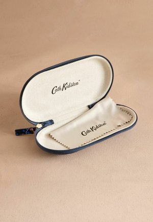 Funda dura para gafas en tela azul marino con cierre de cremallera. El interior cuenta con un forro beige, un logo impreso y un paño de limpieza con bordes en zigzag.