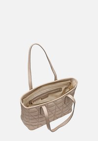Borsa tote imbottita beige con manici lunghi, in finta pelle testurizzata, dotata di un ampio interno, tasca con zip e dettagli in hardware dorato.