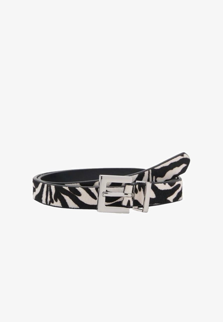 Zebra print riem met zwart en witte vachttextuur, voorzien van een zilveren metalen gesp en een smal zwart leren band.
