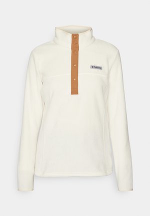 Pull-over en polaire crème avec un col montant, featuring a buttoned placket marron et une patch logo. Son design simple met en avant le confort et la chaleur.