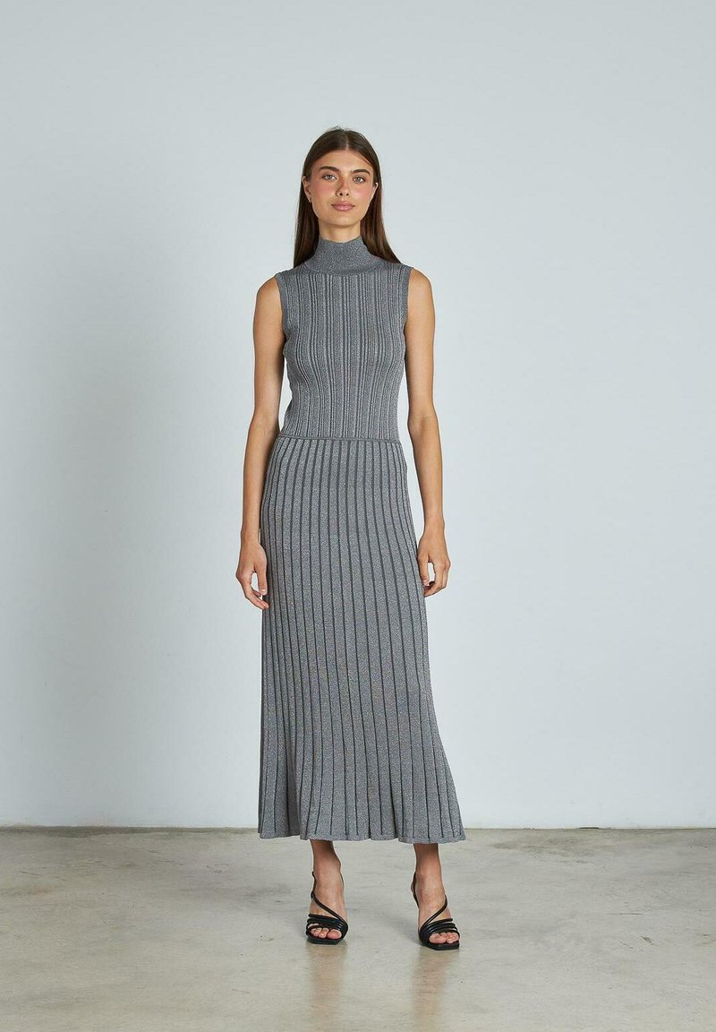 Grau gestreiftes Strickkleid mit hohem Ausschnitt, ärmellosem Design und schwingendem Saum. Verfügt über vertikale Streifen für Struktur und eine figurbetonte Silhouette.