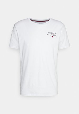 Camiseta de algodón blanca de manga corta, con cuello redondo. Texto del logo en azul marino y rojo en el área del pecho izquierdo. Diseño sencillo y clásico.