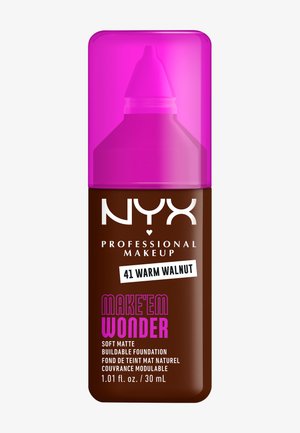 Brun foundationflaske med en lyserød hætte. Labelen viser "NYX Professional Makeup," "41 Warm Walnut," og "Make'em Wonder" i klare bogstaver.