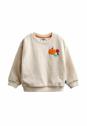 Beige peutertrui met geribbelde boorden en zoom, met geborduurde glimlachende pompoen, rode paddenstoel en groen blad op de linkerborst.