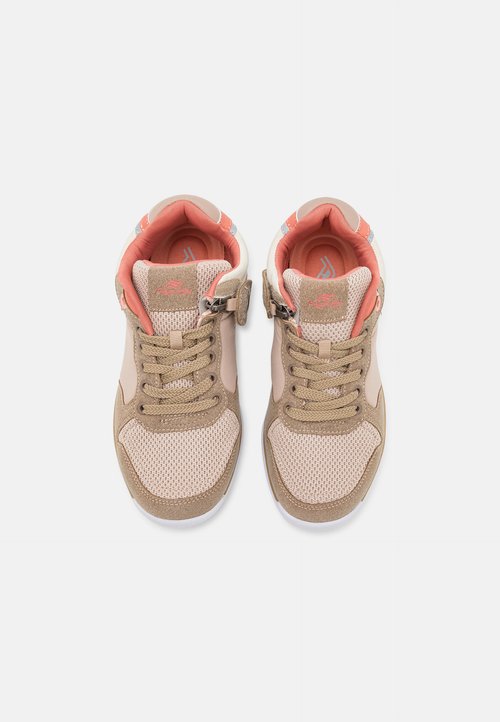 Beige en roze sportschoenen van mesh en suede, met ronde veters, een gevoerde kraag en een gestructureerde zool.