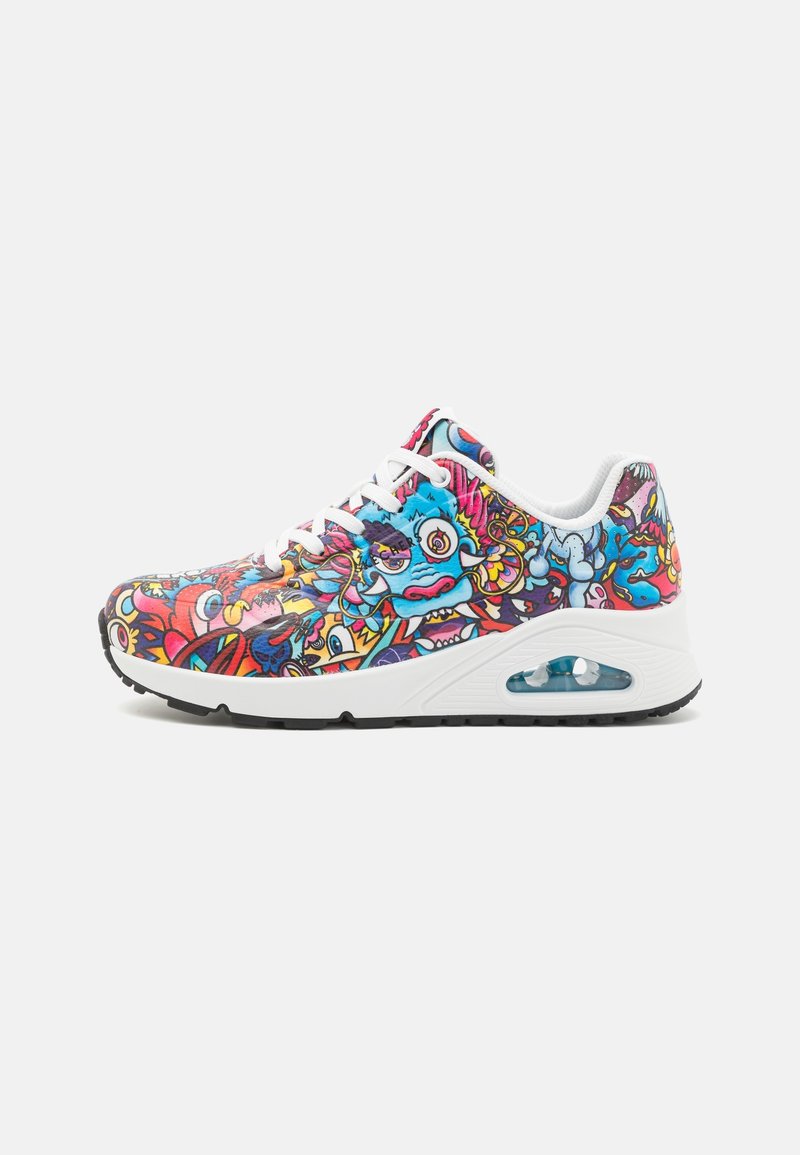 Baskets à semelle blanche avec lacets blancs, avec des visages de dessins animés colorés style graffiti et des motifs abstraits sur la partie supérieure de la chaussure.
