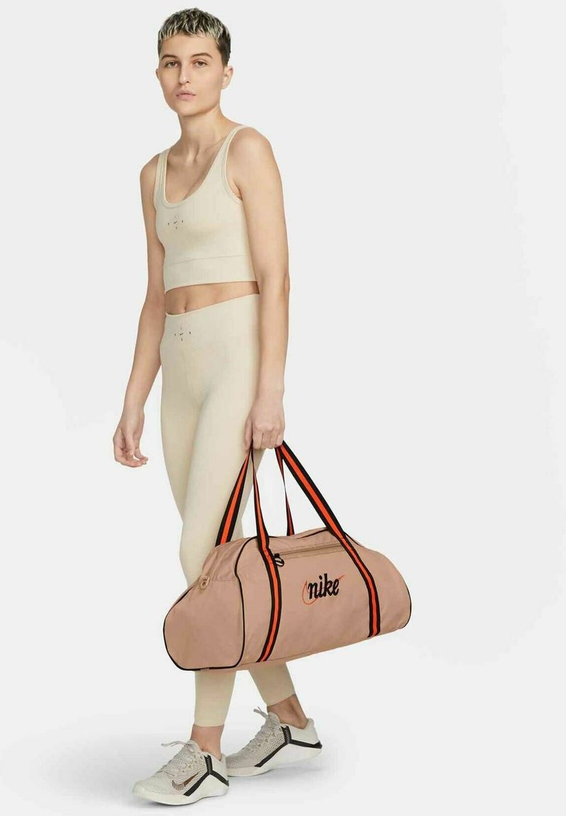 Nike Performance GYM CLUB RETRO Sporttasche beige Zalando.de