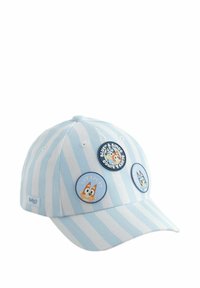 Gorra de béisbol a rayas azules con tres distintivos circulares y coloridos que presentan animales de dibujos animados y texto. Tela de algodón, visera curvada, correa ajustable.