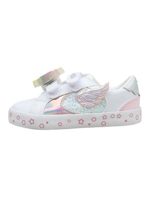 Zapatilla blanca infantil con patrón de estrellas rosas y círculos en la suela, adorno de ala iridiscente y función luminosa multicolor en las correas superiores.