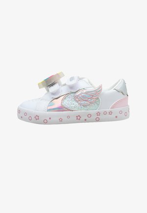 Zapatilla blanca infantil con patrón de estrellas rosas y círculos en la suela, adorno de ala iridiscente y función luminosa multicolor en las correas superiores.