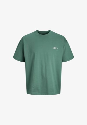 Roheline üleajastatud lühikeste varrukatega T-särk ümmarguse kaelusega ja väike valge "Mission Statement" tekst vasakul rinnal.