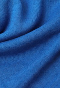 Blauw gestructureerd textiel met een zacht, glad oppervlak, fijne, dicht geweven draden en een gelijkmatige kleurverdeling.