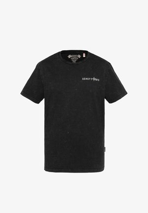 T-shirt noir à manches courtes et col rond avec le texte "SCHOTT NYC" et un logo d’éclair sur le côté gauche de la poitrine.
