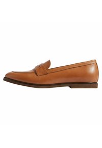 Tan læder loafers med et slankt design, der har en frontrem detalje, rund tå og lav brun hæl. Glat tekstur, minimalistisk stil.