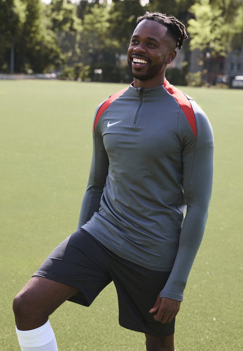 Nike Performance STRIKE DRILL TOP - Langarmshirt - iron grey/dragon red/white