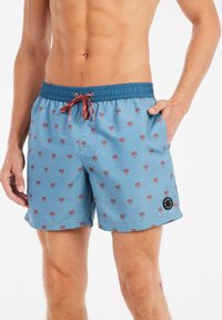 Mėlynos maudymosi šortai su tekstūriniu audiniu, papuošti raudonų palmės medžių raštu ir elastine juosta su kontrastinga virvele.