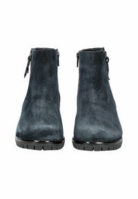 Botas de tobillo de ante azul oscuro con una textura suave, que cuentan con una cremallera lateral y una suela de goma negra con patrón de relieve.