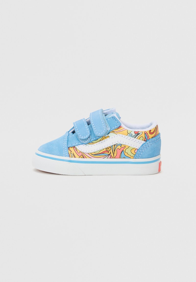 Blå semskede sneakers med hvit såle og blå detaljer, med et fargerikt abstrakt mønster på siden og to borrelåstriper for lukking.