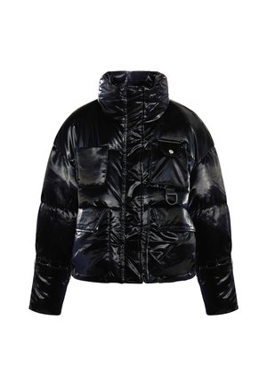 Gevoerde zwarte pufferjack met een glanzende afwerking, hoge kraag en meerdere voorzakken. Voorzien van een ritssluiting en gestructureerde stof.