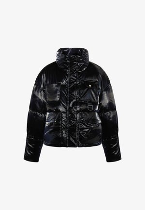 Gevoerde zwarte pufferjack met een glanzende afwerking, hoge kraag en meerdere voorzakken. Voorzien van een ritssluiting en gestructureerde stof.