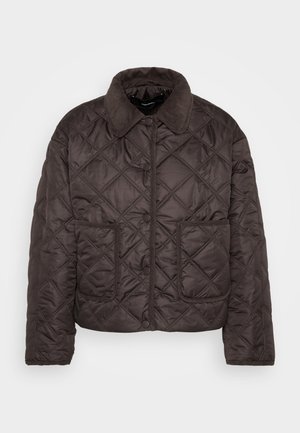 Veste matelassée brun foncé avec des boutons-pression, deux poches plaquées avant et un col en velours côtelé, présentée à plat sur un fond blanc.
