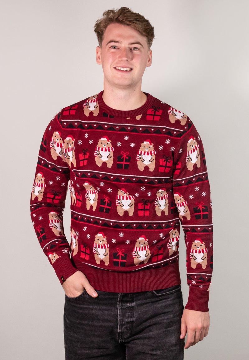 Roter gestrickter Pullover mit Bären- und Geschenkmotiven, Schneeflocken und einem gerippten Rundhalskragen. Weiche Textur mit elastischen Bündchen und Saum.