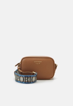 Sac bandoulière rectangulaire en cuir marron avec fermeture éclair dorée et sangle bleue ajustable avec grand texte noir.