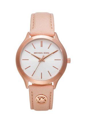 Ronde roségouden horloge met een witte wijzerplaat, minimalistische roségouden uurmarkeringen en een lichtroze leren band met MK-logo detail.
