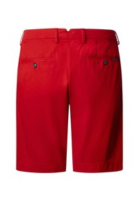 Pantaloncini rossi vivaci da uomo, sartoriali, con passanti per cintura, due tasche posteriori con bottoni e una piccola etichetta nera con logo sulla tasca destra.
