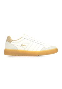 Witte Gola sneakers met beige suède accenten en een gumrubberen zool, met een vetersluiting aan de voorkant en een zijlogo op een plain witte achtergrond.