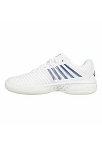 Zapatilla deportiva blanca con rayas horizontales azules, parte superior texturizada y suela curva. Presenta ojetes para cordones y detalles de ventilación laterales.