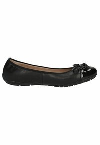 Zapato plano de cuero negro con una punta brillante negra y un lazo decorativo en la parte frontal. Textura suave y suela de goma flexible. Diseño slip-on.