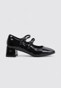 Chaussure Mary Jane en cuir verni noir avec deux sangles à boucle et un talon bloc, vue de côté sur un fond uni.