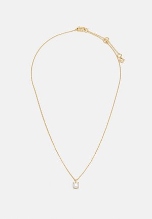 Feine goldene Kette mit kleinem quadratischem weißem Edelstein-Anhänger und verstellbarem Verschluss mit herzförmigem Charm.
