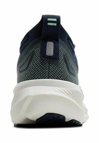 Heren sportschoen met een donkerblauw en groen textuur bovenwerk, lichtgrijze tussenzool en een rubberen buitenzool met een uniek patroon.